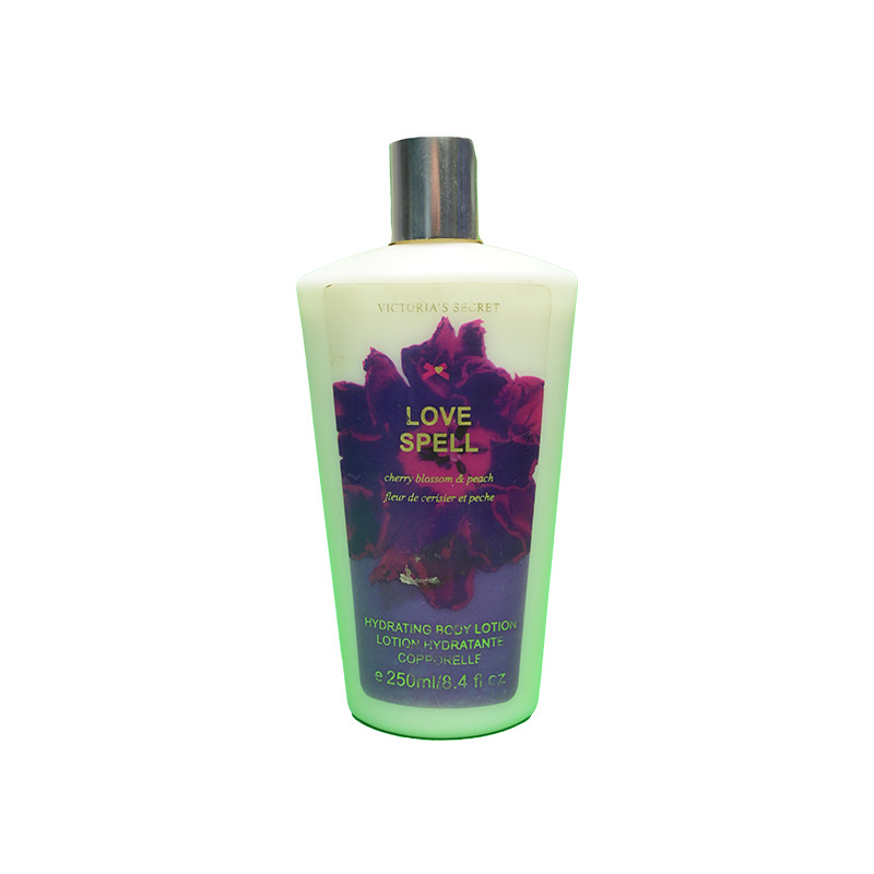 VICTORIA  SECRET LOVE SPELL LOTION 250ML اماراتي
